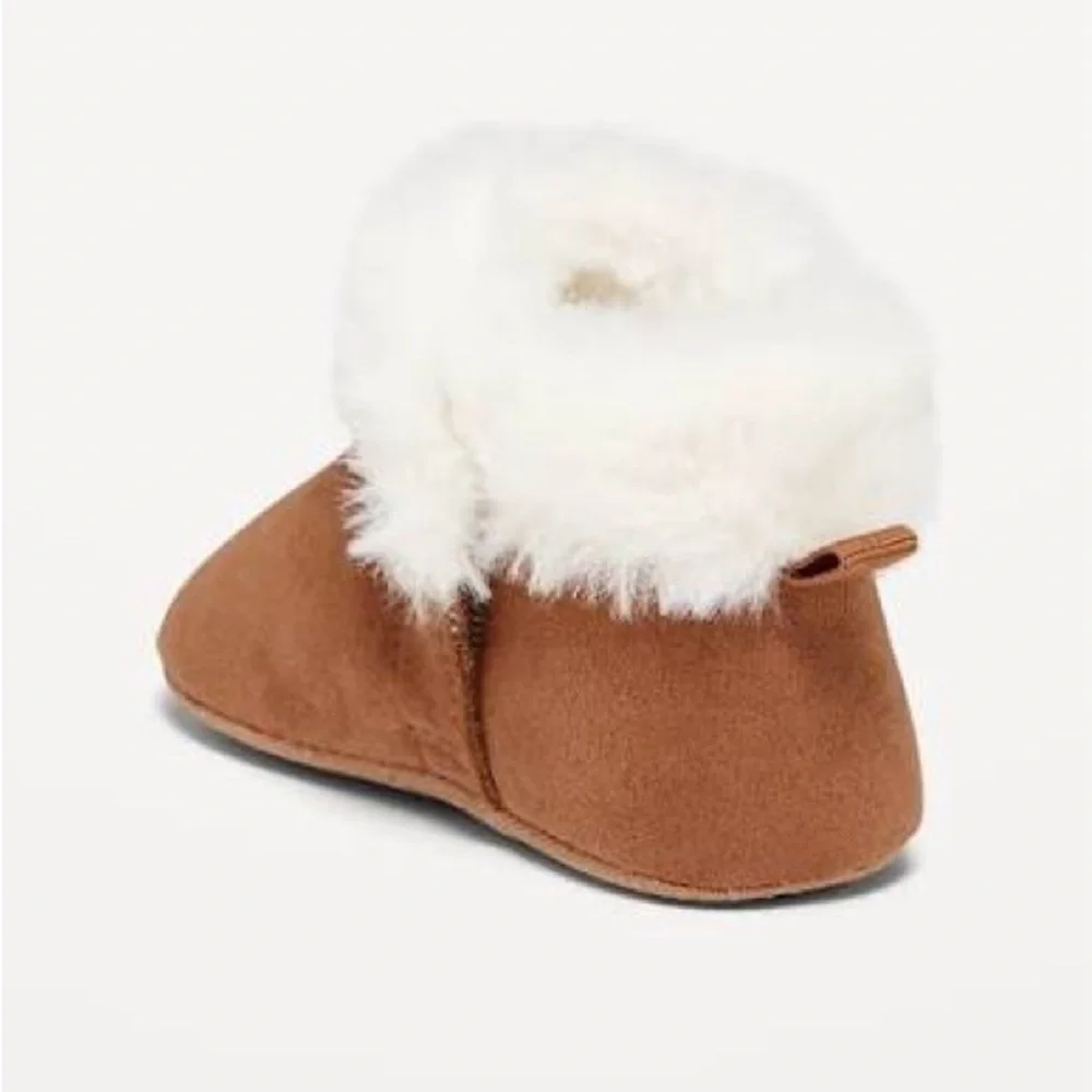 UGG Baby Lassen Ankle Boot in Chestnut